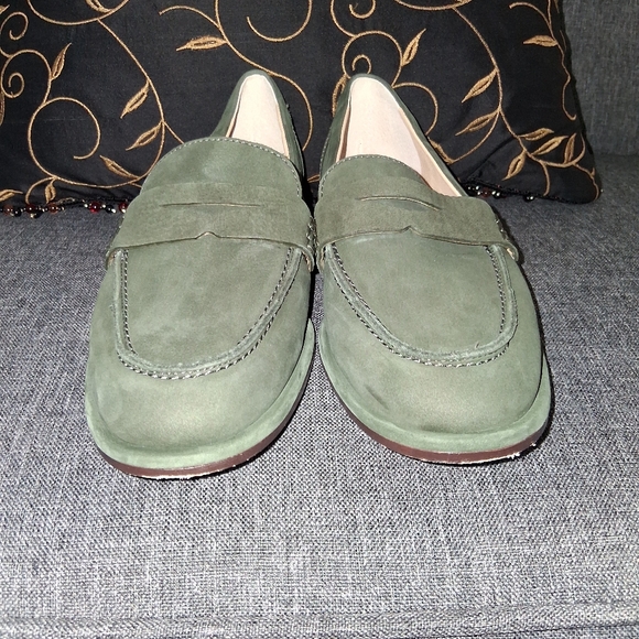 EUC J. Mclaughlin Size 8 Concetta Green Suede Loafers! - Picture 2 of 14